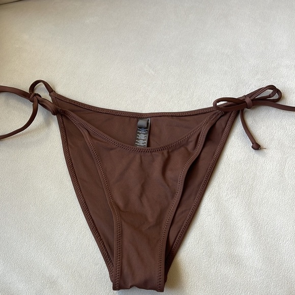 Skims side tied bikini bottom - Picture 6 of 9